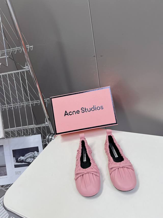 Acne春夏走秀款芭蕾鞋 可以说每一双都是可以珍藏的鞋子 今年这款芭蕾鞋真的是太美了 蝴蝶结可爱的设计搭配芭蕾舞鞋瞬间仙儿到爆 细节完全对比原版做的相当精细 原