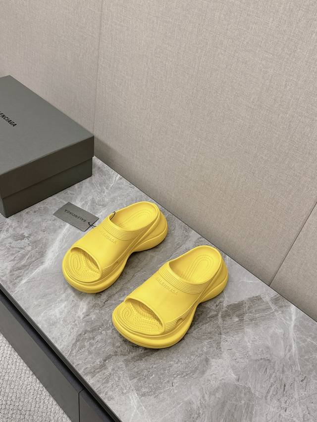 春夏balen.Ciaga巴黎拖鞋最新款系列推出探索时尚界对于原创与挪用的概念、以全新系列致敬传承与经典，以标志性balen.Ciaga廓形和轮胎抽象大底，碰撞