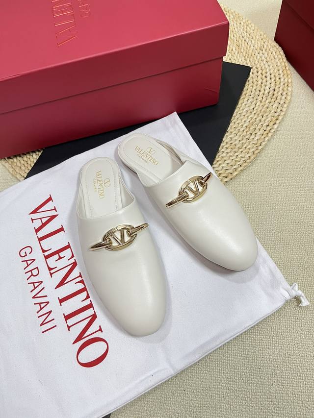 Valentino 华伦天奴 2024Ss春夏新品 金色v扣元素穆勒鞋上新 Valentino Garavani 的经典“Roman Stud”系列以全新的诠释
