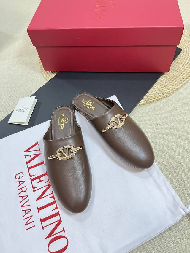 Valentino 华伦天奴 2024Ss春夏新品 金色v扣元素穆勒鞋上新 Valentino Garavani 的经典“Roman Stud”系列以全新的诠释