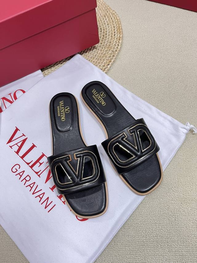 Valentino 华伦天奴 2024Ss春夏新品 大v扣镂空中跟拖鞋上新 Valentino Garavani 的经典“Roman Stud”系列以全新的诠释