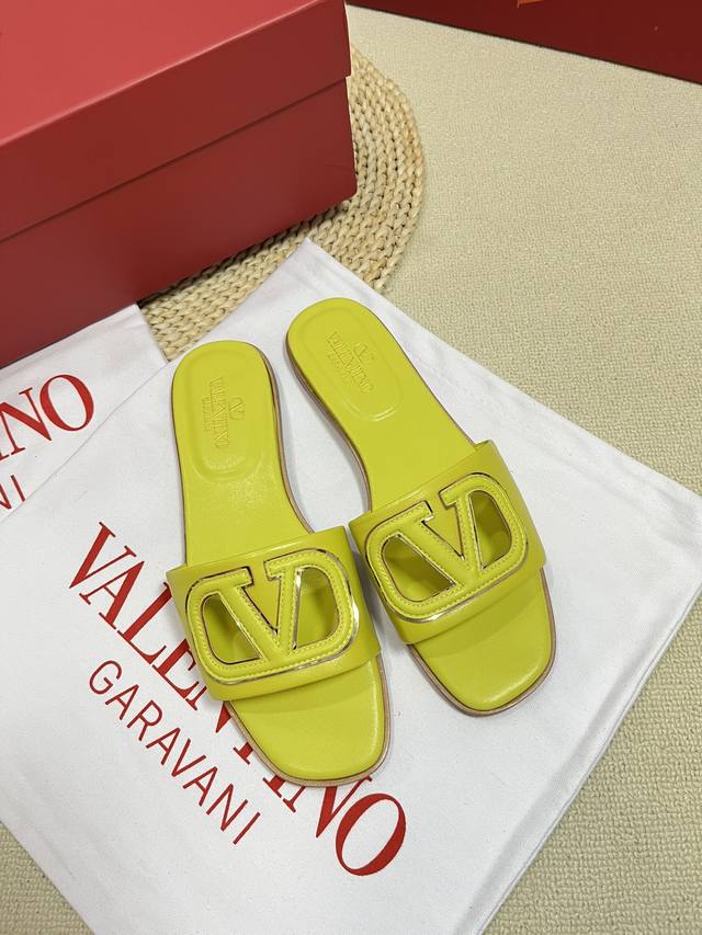 Valentino 华伦天奴 2024Ss春夏新品 大v扣镂空中跟拖鞋上新 Valentino Garavani 的经典“Roman Stud”系列以全新的诠释