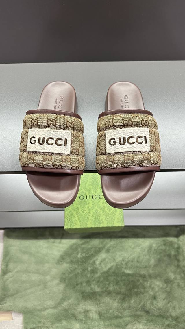工厂价 G家 情侣款 女码36 40码男码39 45， 46.订做 男女同款gg拖鞋 这款拖鞋采用 Gg 聚酯纤维制成，正面饰有 Gucci 标签，为款式增添了