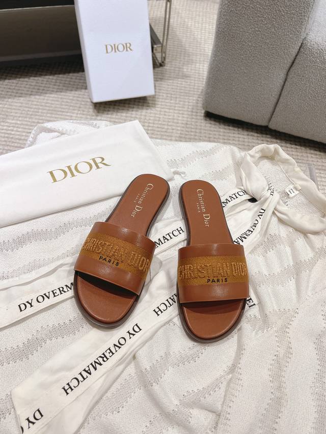 Dior迪奥24 春夏新款平底拖鞋 年度最佳拖鞋 仙仙的极致魅力 从不让人失望的dior 一眼爱上，夏天一定要拥有的凉鞋 真皮大底 Size:35-40