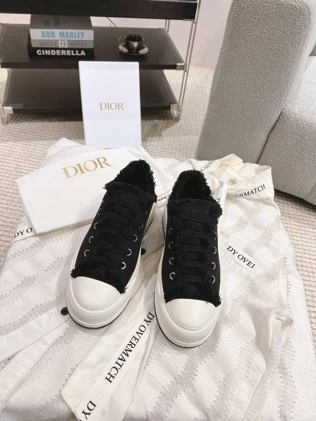 出厂价 Dior 2024迪奥walk‘N系列 厚底流须帆布鞋 休闲运动鞋这款 Walk’N‘Dior 厚底运动鞋是一款时尚单品，提升该系列的格调。Obliqu