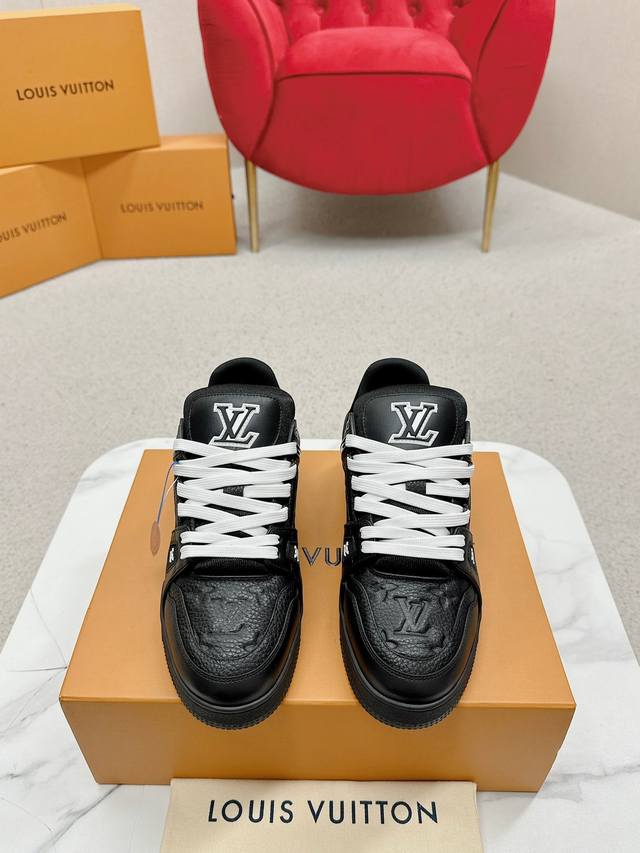 Lv Trainer 运动鞋 这个版本的lv Trainer运动鞋是一种拼布的monogram牛仔布，在颜色和尺度上都有一种翻新的效果。这种标志性的风格，最初是