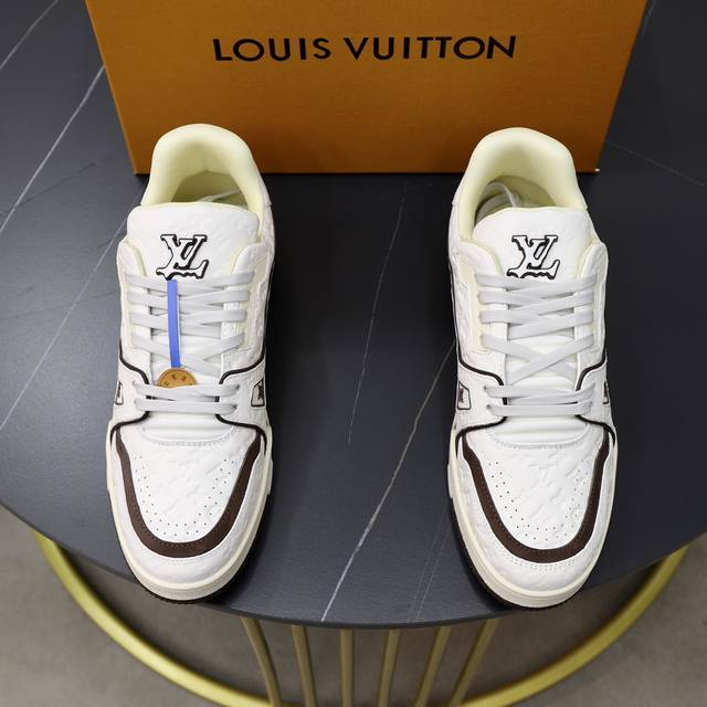 出厂价 情侣款顶级原单 品牌 Louis Vuitton Lv.路易威登 材质 原工厂牛皮材料1：1颜色 原板大底 舒适透气内里 款式类型：休闲经典款 等级：专