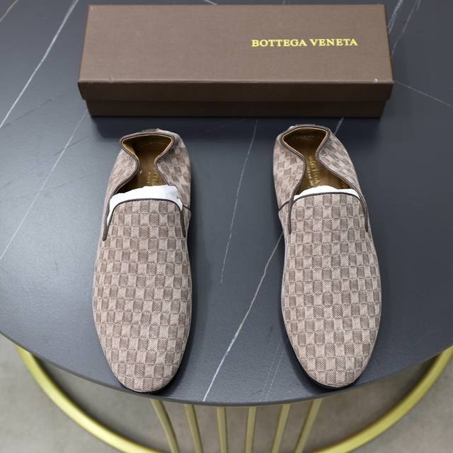 出厂价 小牛内里 Bottega Veneta Bv 经典男款钱包鞋。旅行携带超方便 采用进口水洗品牌布匹，上脚柔软舒服，内里采用奢华牛皮里。原版原厂橡胶耐磨大