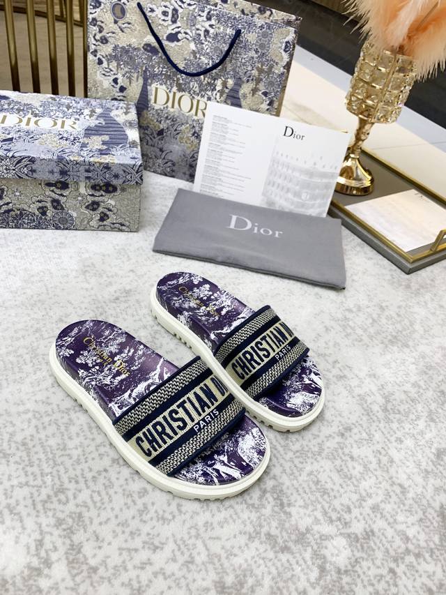 出厂价 2024代购品质 夏天必备神器 超赞 Dior. D家 迪奥新拖鞋原版复刻 高端定制 超耐看超百搭款 上脚非常舒适 做工精细，颜色多多。人见人爱。 面料