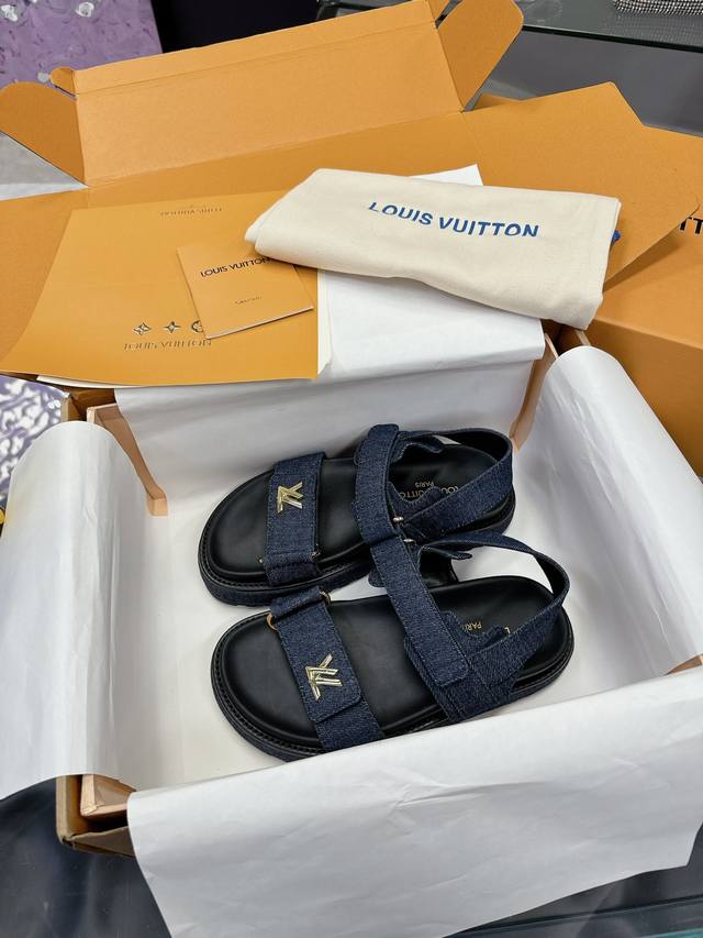 出厂价 Louis Vuitton 路易威登女士2024新款凉鞋 Lv Sunset Comfort平底凉鞋以精致拉菲草鞋面道出手工艺格调，搭配韧性鞋垫和轻盈微