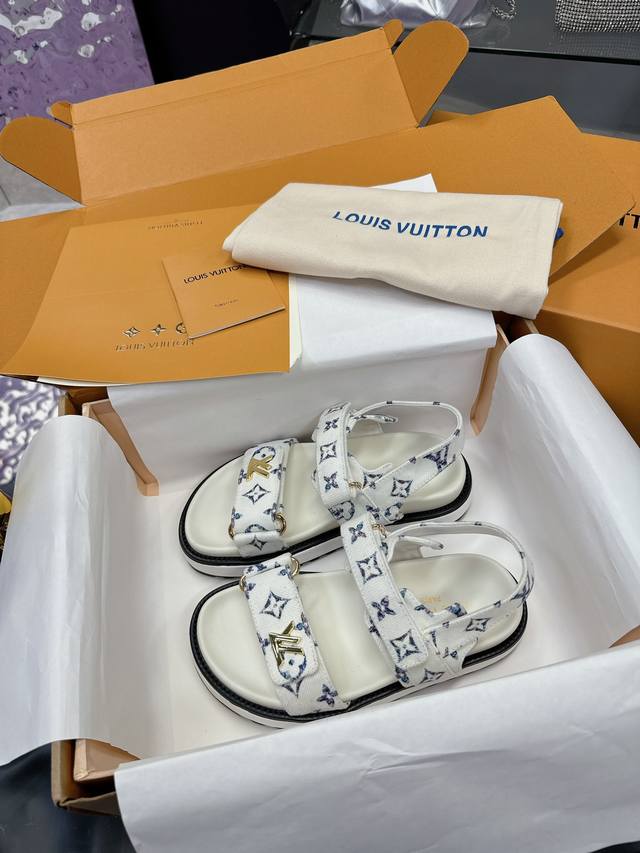 出厂价 Louis Vuitton 路易威登女士2024新款凉鞋 Lv Sunset Comfort平底凉鞋以精致拉菲草鞋面道出手工艺格调，搭配韧性鞋垫和轻盈微