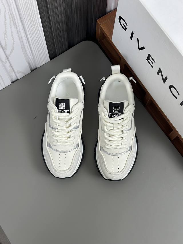 Givench* 高端精品 Size：39-44 38.45订做 光滑和镂空牛皮革运动鞋 复古设计 侧面饰以白色givenchy Logo印花 鞋带搭配小号银色