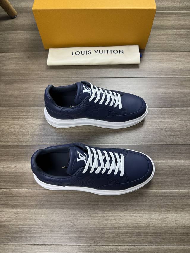 Louis Vuitton 路易威登 -高端品质 原单 -鞋面：摔纹小牛皮、鞋身空压品牌图腾、鞋舌.后跟.高周波品牌logo -内里：水染牛皮 -大底：超轻tp - 点击图像关闭