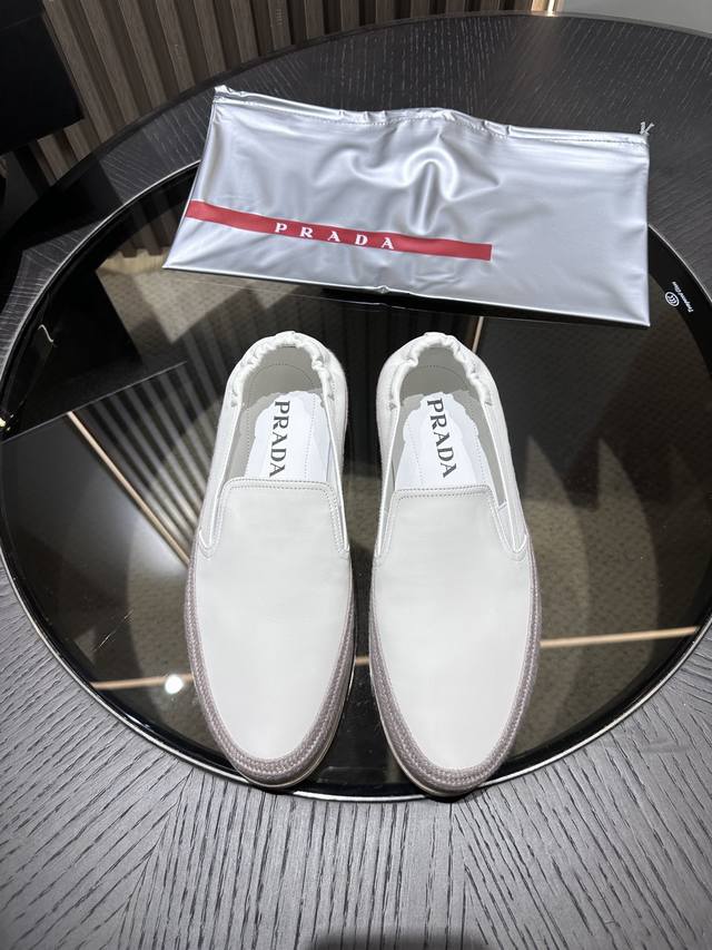 实价 Prada 这款皮革套穿鞋呈现简约设计，给予舒适体验和运动自由。 商品货号 2Dg126_054_F0008 轻质海绵橡胶鞋底和个性化鞋底花纹 鞋跟高：1