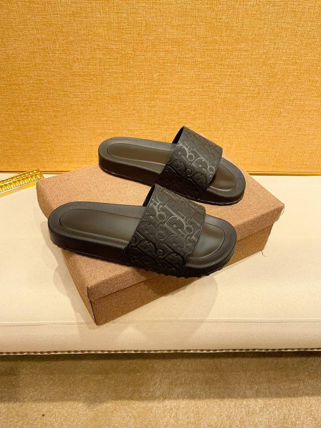 工厂价 Dior迪奥拖鞋 男鞋高端品牌 最新力作：原版开模定制，面料釆用进口原版材料制作，升级版大底，更轻便，防滑。市场顶级品质，简单不失品味，潮人必备，时尚就