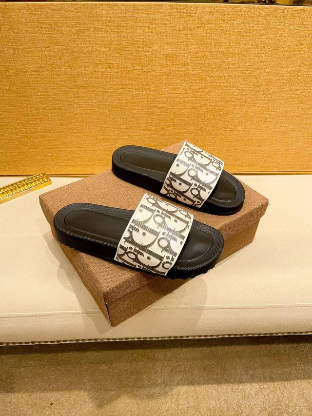 工厂价 Dior迪奥拖鞋 男鞋高端品牌 最新力作：原版开模定制，面料釆用进口原版材料制作，升级版大底，更轻便，防滑。市场顶级品质，简单不失品味，潮人必备，时尚就