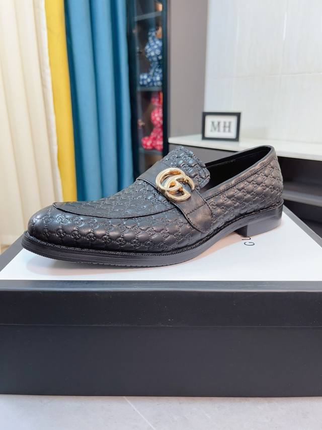 出厂价 Gucci 古奇 古奇皮鞋最火爆的经典之做。官网同步，鞋面采用意大利开边猪鸵鸟纹牛皮内里，独特品牌独特工艺。彰显了新一年度的爆款风格。别再犹豫，别再徘徊