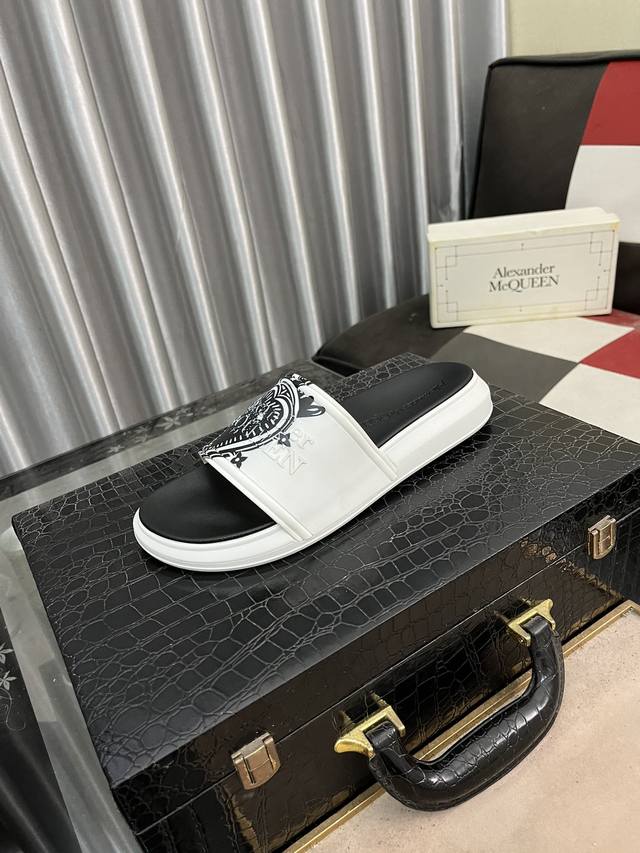 出厂价 Mc Queen 麦昆.Mq新款拖鞋出货了原版私模大底，轻而防滑 时尚3D品牌logo打印 低调奢华35-45