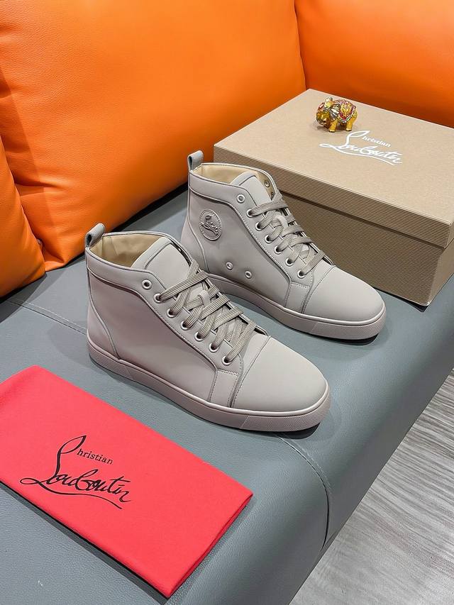 商品名称 Christian Louboutin Cl 正规码数 38-44 高帮鞋 商品材料：精选 牛皮鞋面，舒适羊皮内里，原版大底。
