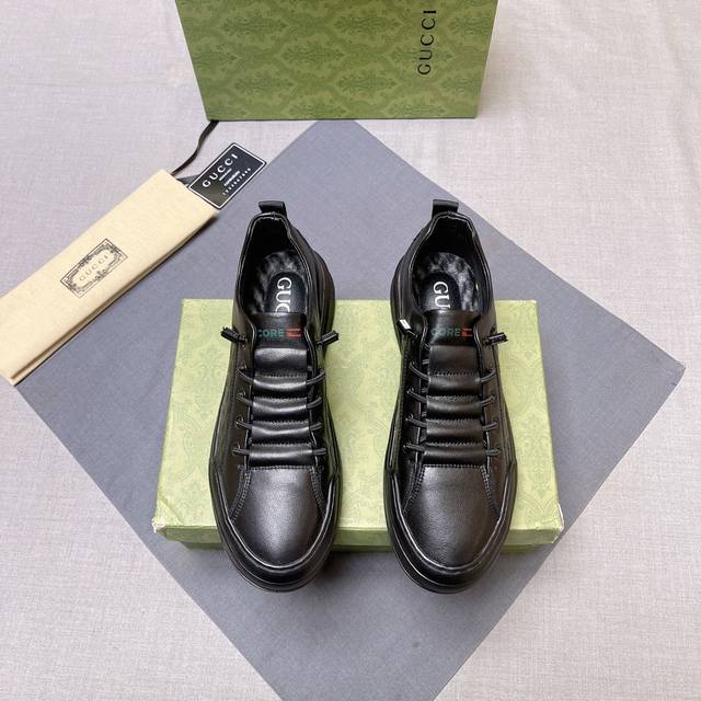 Gucci 古奇 男士经典休闲鞋，鞋面采用意大利进口牛皮羊皮内里，做工精细，高端大气。有时尚典范造型。橡胶耐磨防滑大底。码数：38-44. 编号041