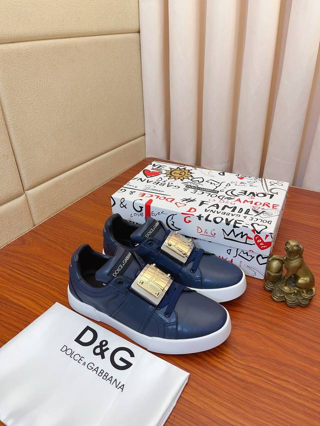 实价 Dolce&Gabbana 杜嘉班纳 低帮休闲、众多明星至爱，采用高端进口多种材料工拼接真皮垫脚，简约大气，完美诠释鞋履最新灵感，经典与时尚融为一体 奢