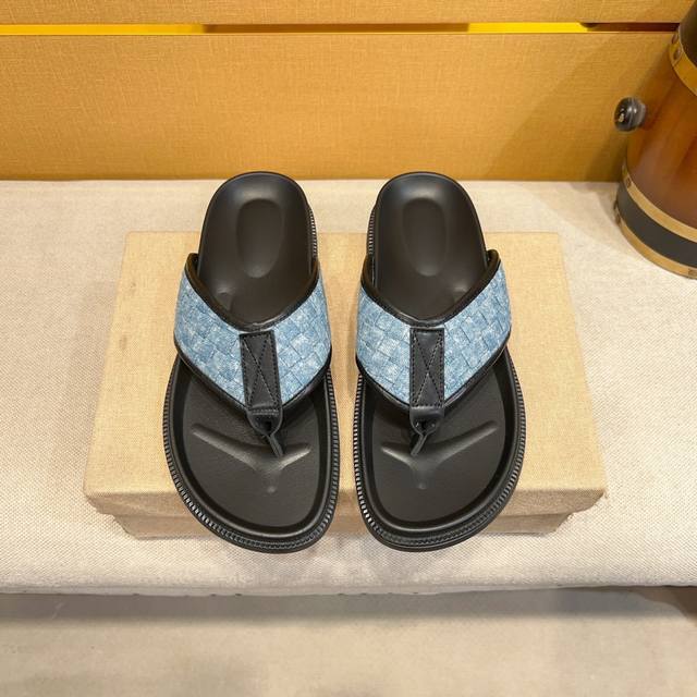 古奇 Guci 官网最新款-凉拖鞋系列男款，以经典的设计成为永不落幕的时尚宠儿，百搭 潮男必备 舒适 休闲舒适。夏季必备品 采用进口特殊材料+大面积品牌设计风格