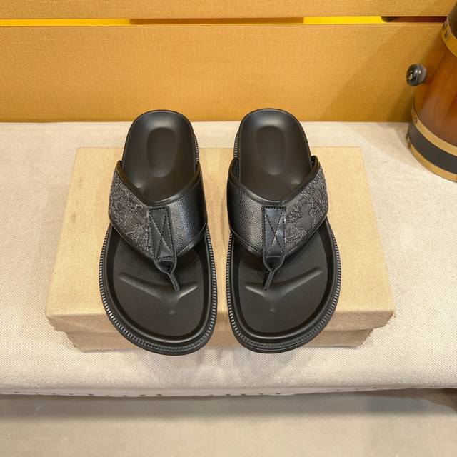 古奇 Guci 官网最新款-凉拖鞋系列男款，以经典的设计成为永不落幕的时尚宠儿，百搭 潮男必备 舒适 休闲舒适。夏季必备品 采用进口特殊材料+大面积品牌设计风格