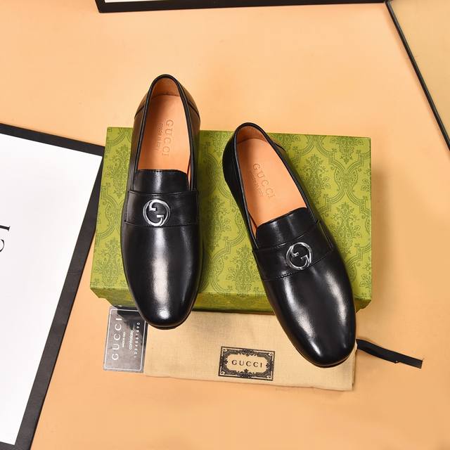 出厂价 牛里 古奇男士最新新款休闲鞋 官网同步上市，绝对的奢华打造，进口深胶大底，舒适感爆棚。独特的设计理念，引领时尚新概念。配码：38-45