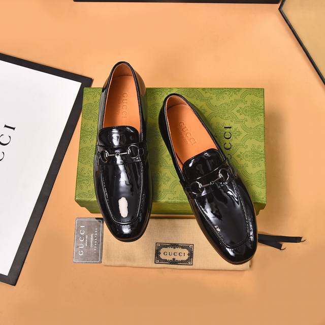 出厂价 牛里 古奇男士最新新款休闲鞋 官网同步上市，绝对的奢华打造，进口深胶大底，舒适感爆棚。独特的设计理念，引领时尚新概念。配码：38-45