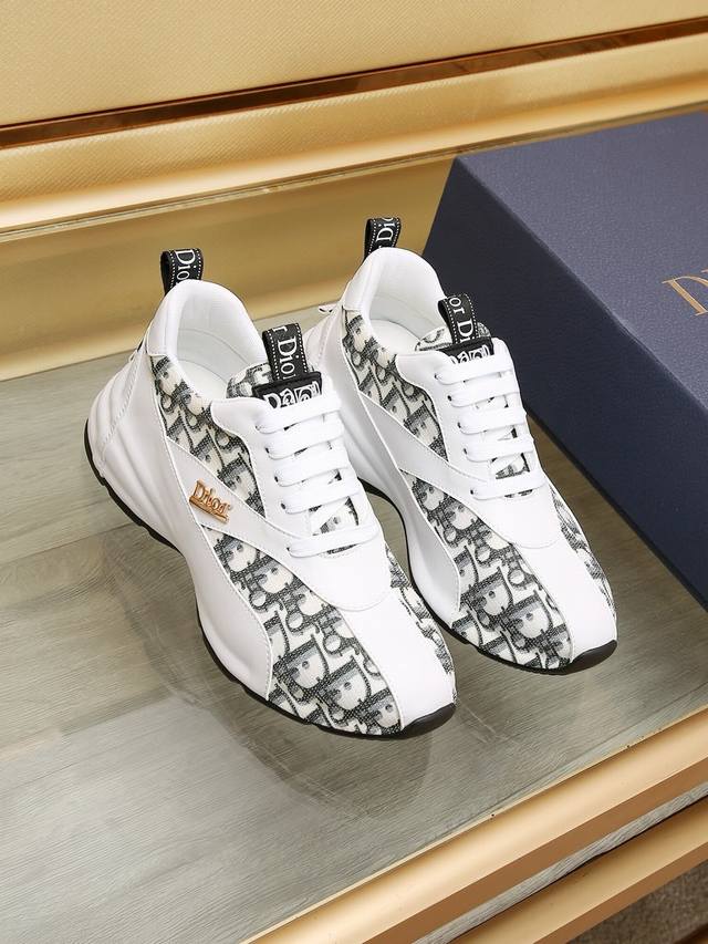 工厂 Dior迪奥 男士慢跑时尚运动鞋 这款单品从复古慢跑鞋汲取灵感。采用厚实的低帮设计，精选皮革与网眼织物拼接鞋面，搭配内增高鞋底。侧面带有浮雕“Di R”标