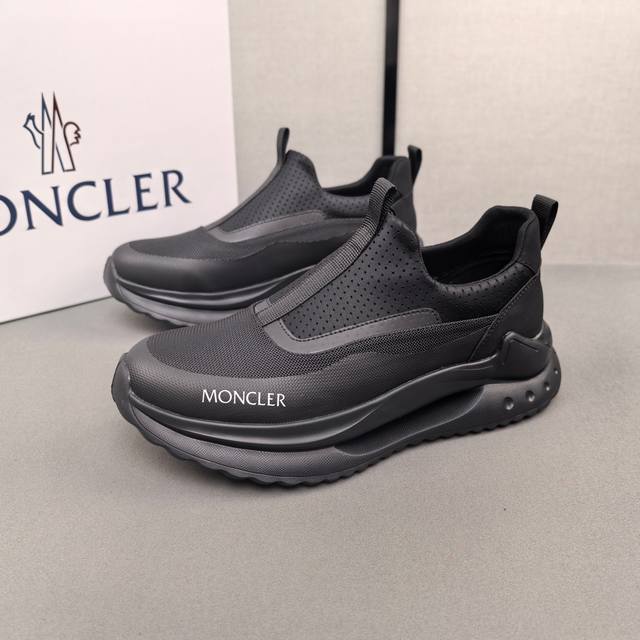 Moncler蒙口男士户外系带运动鞋，具有舒适防滑性能，专为户外跑步或都市漫步而设。兼备创新、功能性与图形细节于一体，从高山氛围汲取灵感，诠释潮流时尚。多种原版