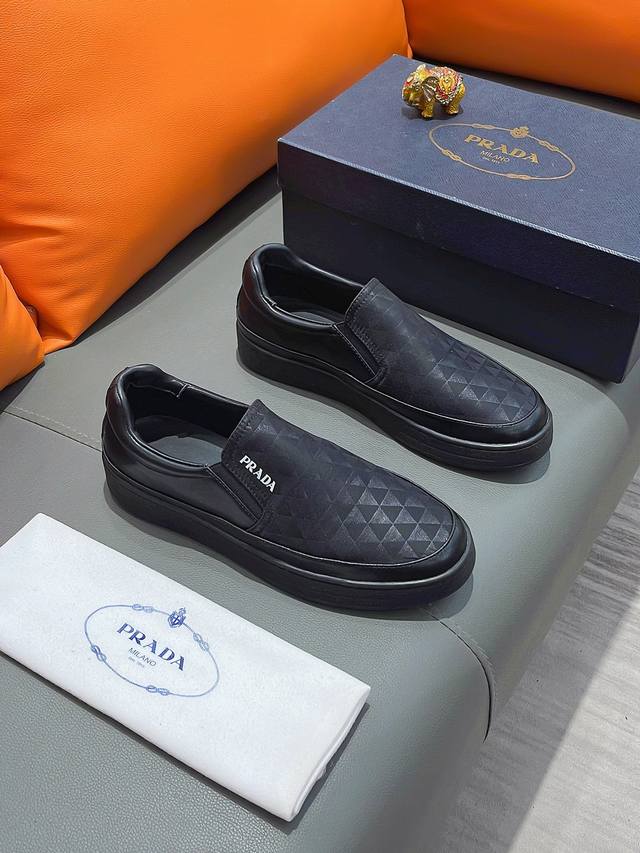 商品名称：Prada 普拉达 正规码数 38-44 套脚鞋 商品材料：精选 牛皮鞋面，柔软羊皮垫脚，原厂特供大底。