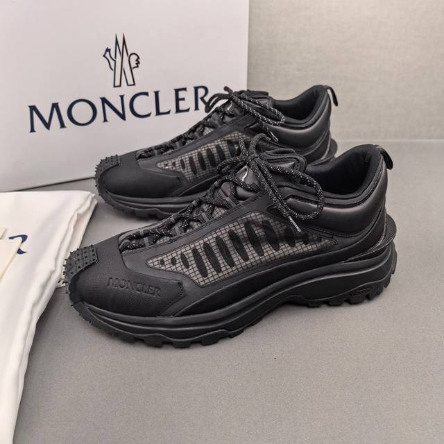 Moncler蒙口男士户外系带运动鞋，具有舒适防滑性能，专为户外跑步或都市漫步而设。兼备创新、功能性与图形细节于一体，从高山氛围汲取灵感，诠释潮流时尚。多种原版