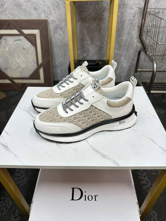 Dior-迪奥 来自法国 众多时尚超模首选品牌 做工精细 采用进口原版布面料 羊皮内里 原版开模耐磨大底 给予你色彩斑斓的时尚 尺码 Size :38-44。