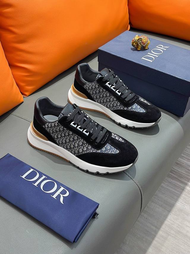 商品名称：Dior 迪奥 正规码数 38-44 休闲鞋 商品材料：精选 牛皮鞋面，柔软羊皮内里；原厂大底。