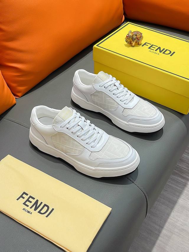 商品名称：Fendi 芬迪 正规码数 38-44 休闲鞋 商品材料：精选 牛皮鞋面，柔软羊皮内里；原厂大底。