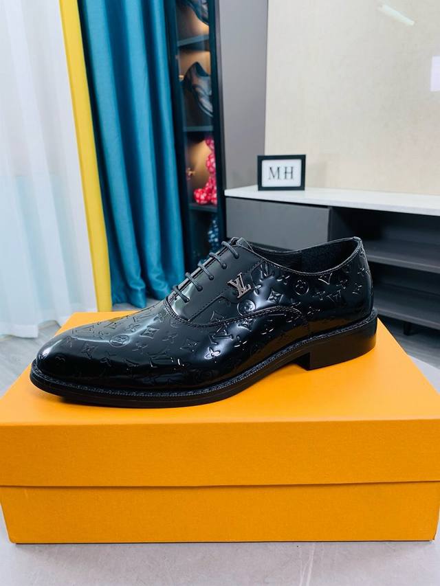 出厂价 牛里 Louis Vuitton 高端新款开边猪皮鞋最火爆的经典之做。官网同步，鞋面采用意大利进口开边珠鞋面舒适的牛皮内里，时尚气息，独特品牌独特工艺。