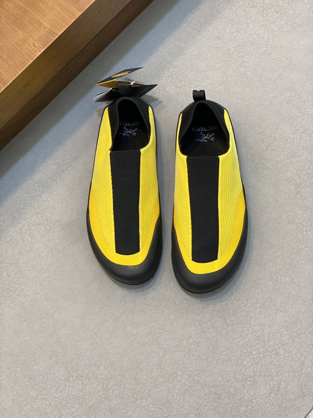 始祖鸟全新鞋款 终于在近期正式上线了，目前已经登陆欧美等地进行发布 Vertex Alpine型号搭配双中底，有着不错的舒适性和稳定性，其鞋面采用 Cordur - 点击图像关闭