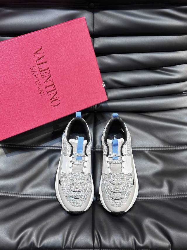 Valentino 华伦天奴2024Ss春夏新品爆款休闲运动鞋，进口弹力布鞋面后跟为华伦家专属铆钉状 整体非常具有代表性，组合大底 上脚真的超好穿又很舒服的 自